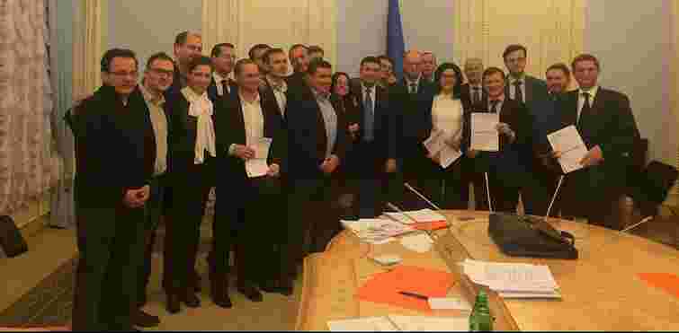 П'ять партій вночі підписали коаліційну угоду