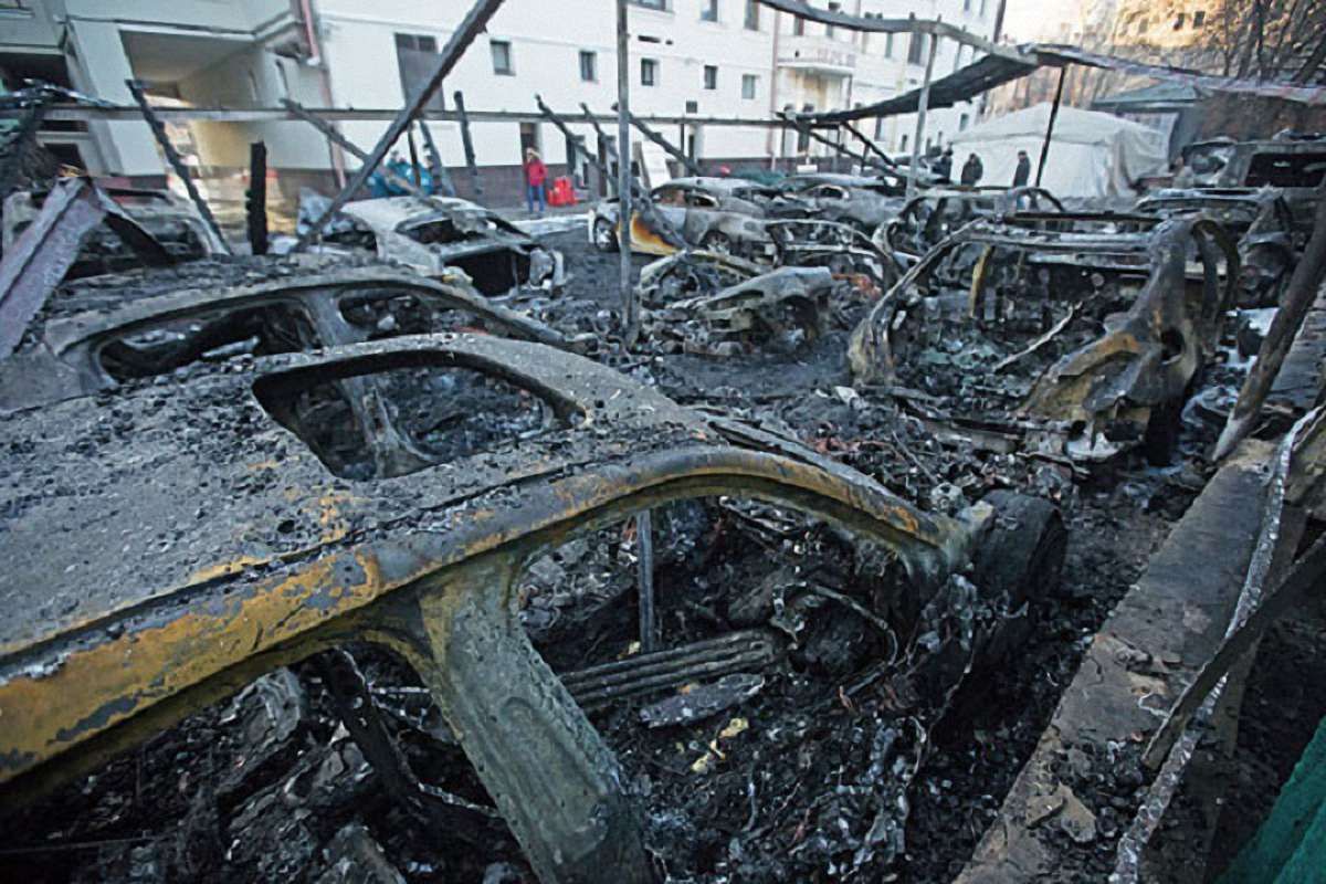 У Москві невідомі спалили більше десятка елітних автомобілів одного власника