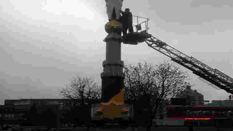 У Львові демонтують незаконно встановлений пам’ятник Небесній Сотні