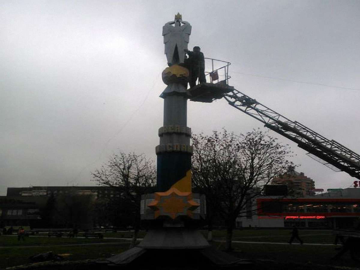 У Львові демонтують незаконно встановлений пам’ятник Небесній Сотні