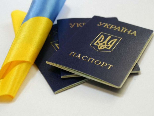 Суд у Львові дозволив вилучити російську мову з паспорта
