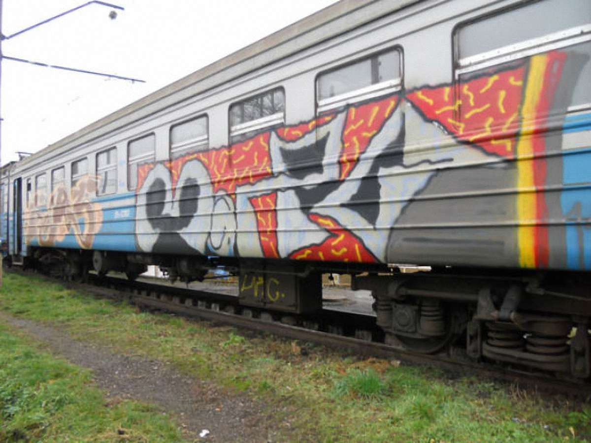 Невідомі розмалювали графіті електричку «Моршин-Львів»