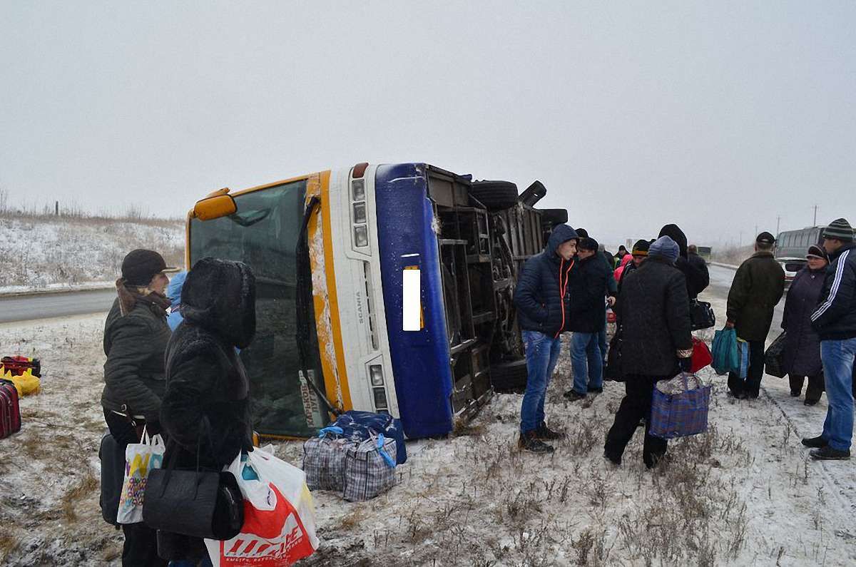 На Харківщині перекинувся рейсовий автобус