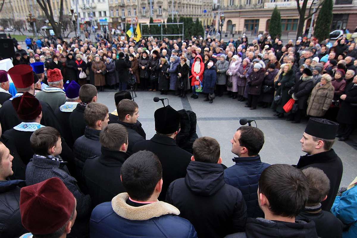 У Львові люди молились за героїв і вимагали від президента рішучості