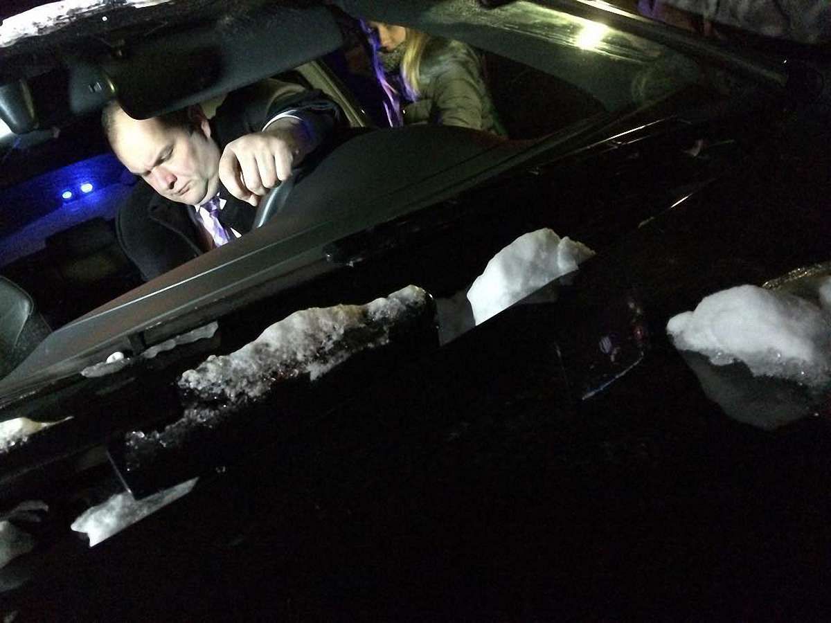 Дніпропетровські автомайданівці затримали п'яного прокурора на краденій автівці з $20 тис.