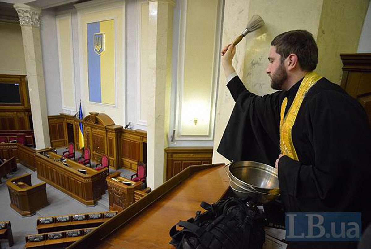 «Свобода» привела в Раду священика - почистити за комуністами