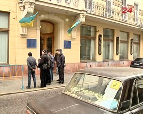 Львівські водії вимагають збільшити термін транзиту для авто на польських номерах