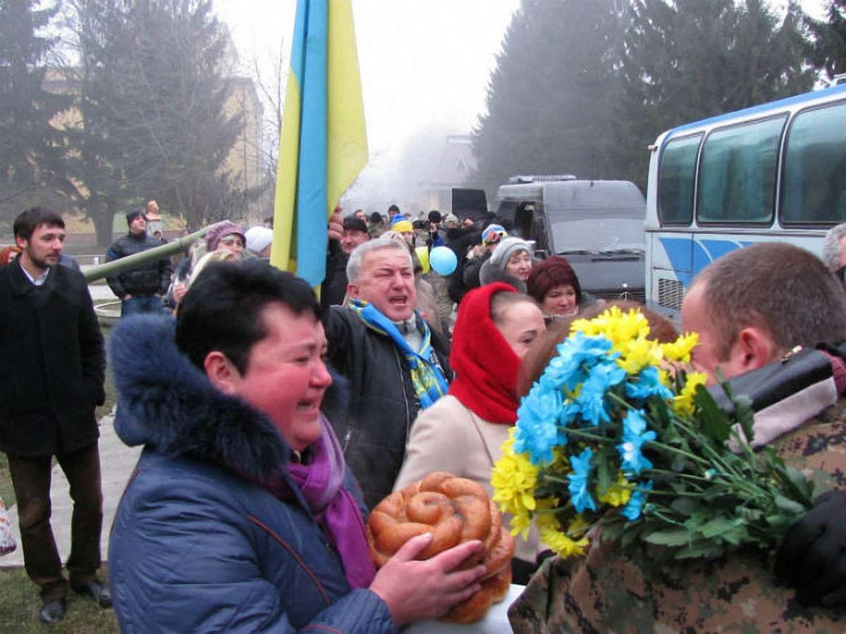 З передової до Львова повернулися 60 десантників
