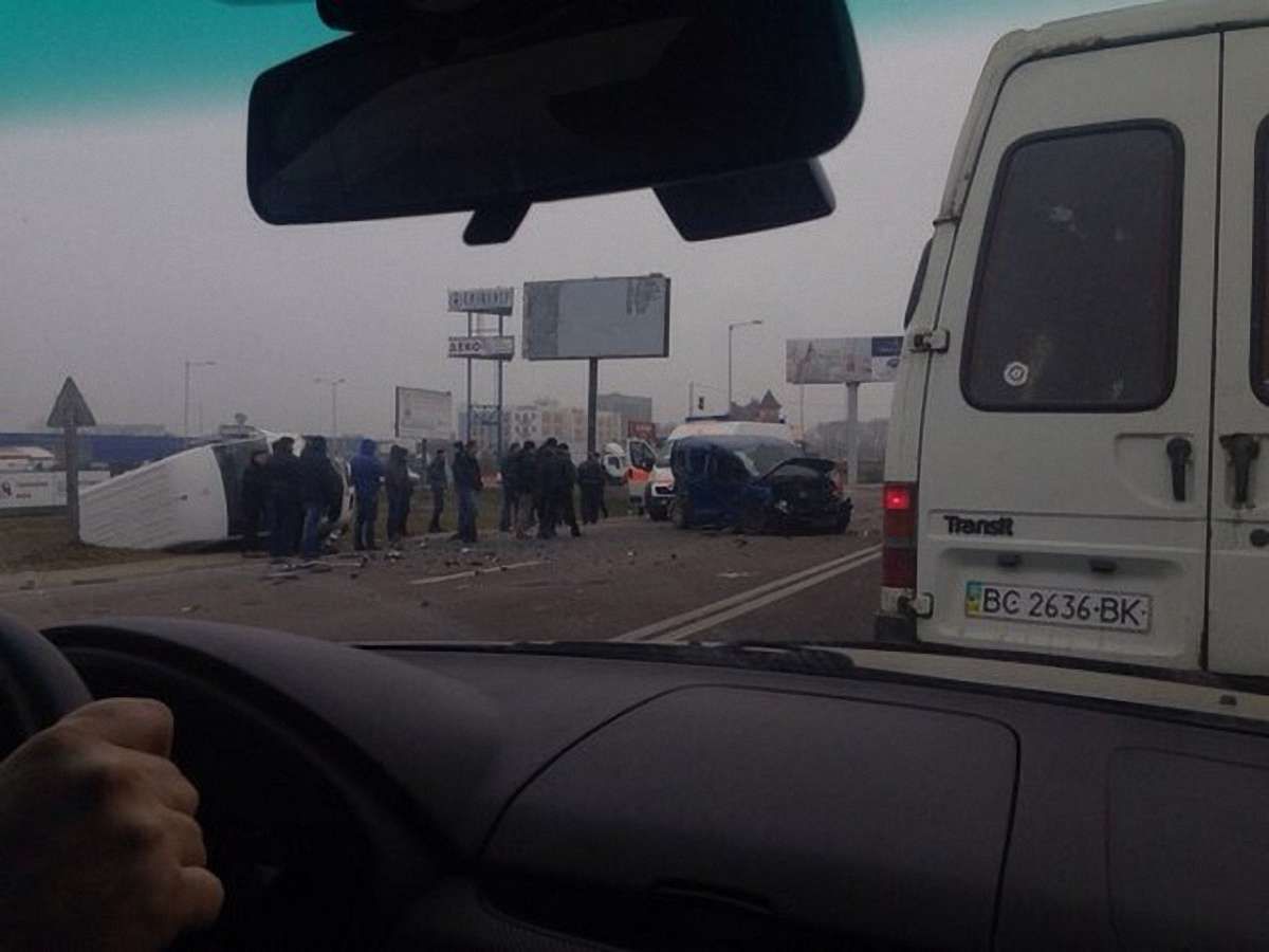 На об’їзній дорозі поза Львовом зіткнулися чотири автомобілі