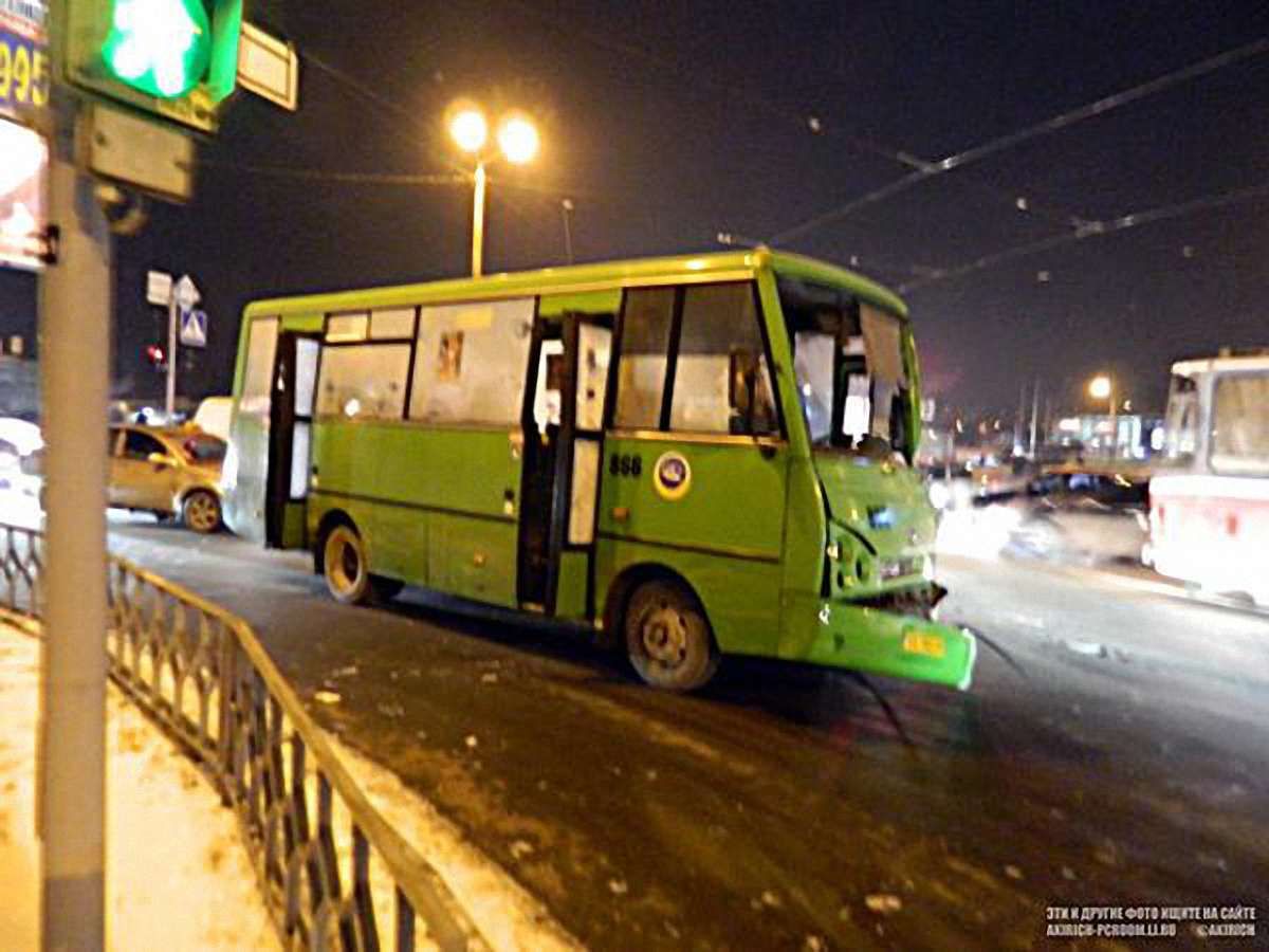 У Харкові, внаслідок масштабного ДТП постраждали 17 людей