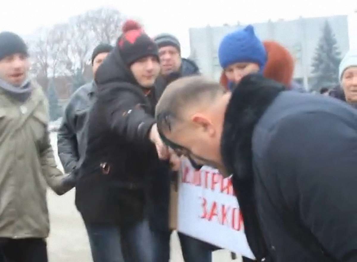На Хмельниччині екс-регіонала облили зеленкою (відео)