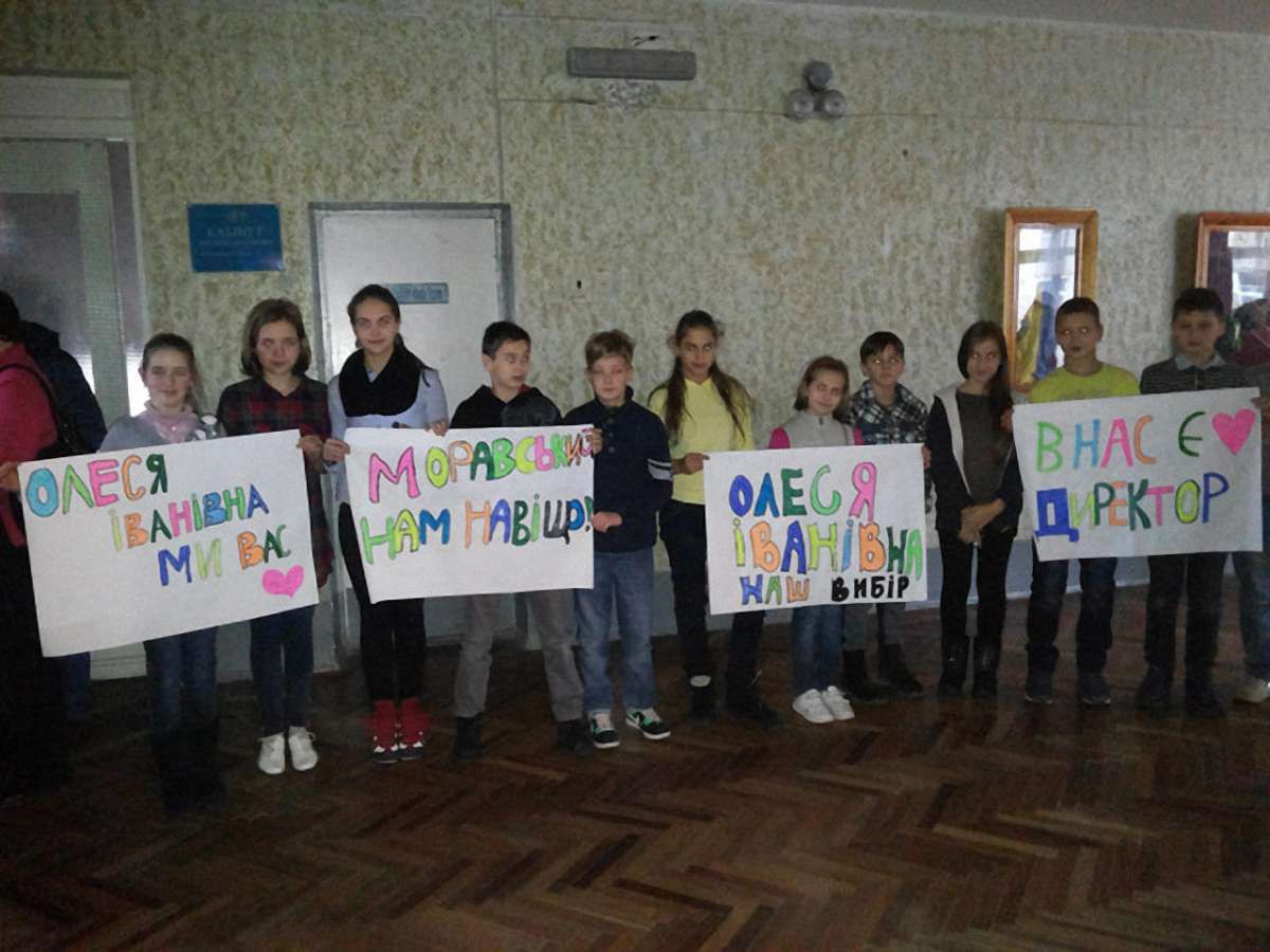 У Львові батьки та учні протестували проти поновлення на посаді директора-корупціонера