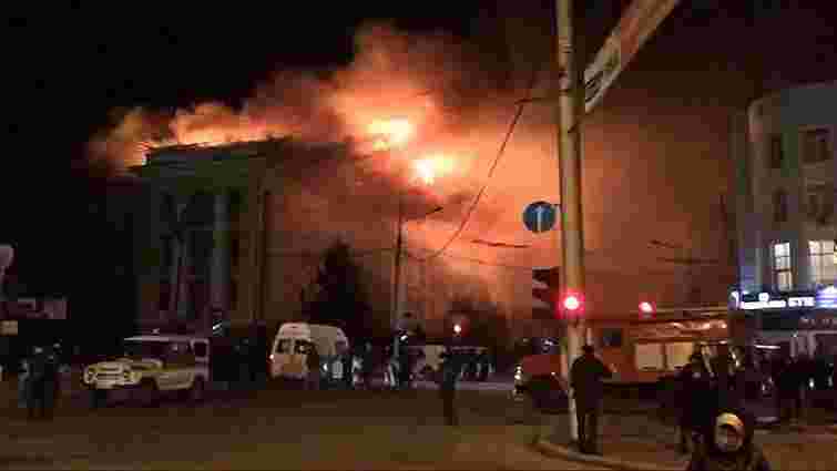 У Махачкалі горить будівля управління ФСБ