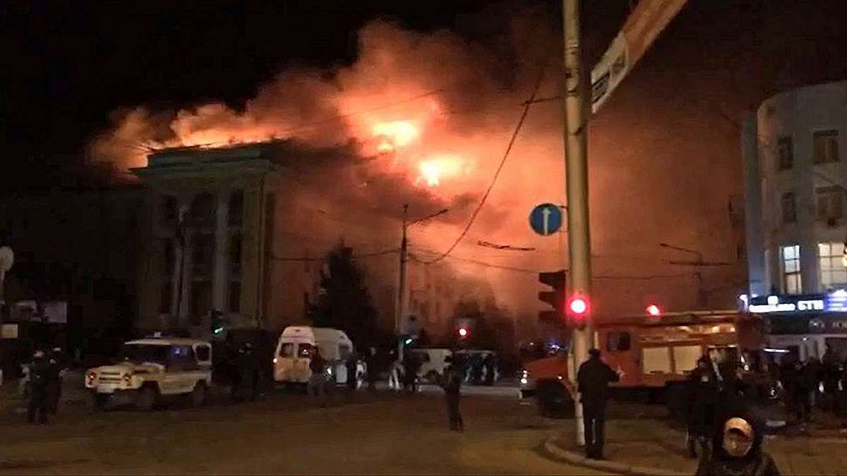 У Махачкалі горить будівля управління ФСБ