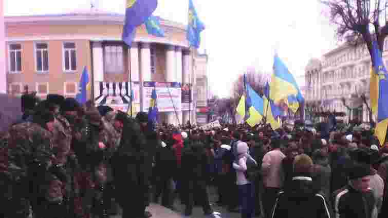 У Вінниці справжній "Майдан" - активісти взяли штурмом обласну раду