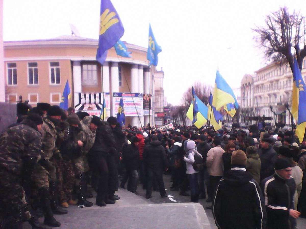 У Вінниці справжній "Майдан" - активісти взяли штурмом обласну раду