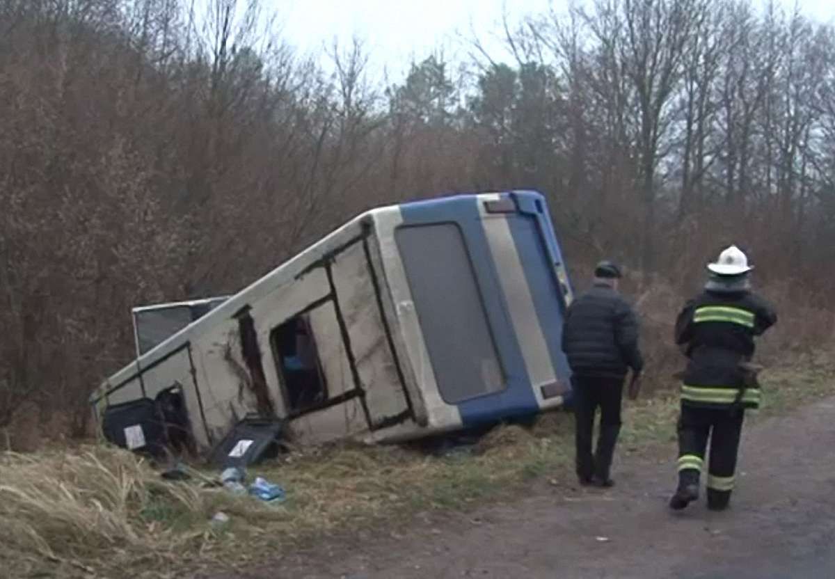 На Львівщині з’їхав у кювет і перекинувся автобус із 15-ма пасажирами