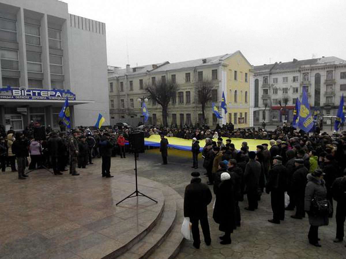 У Вінниці протестувальники збирають віче та монтують намети