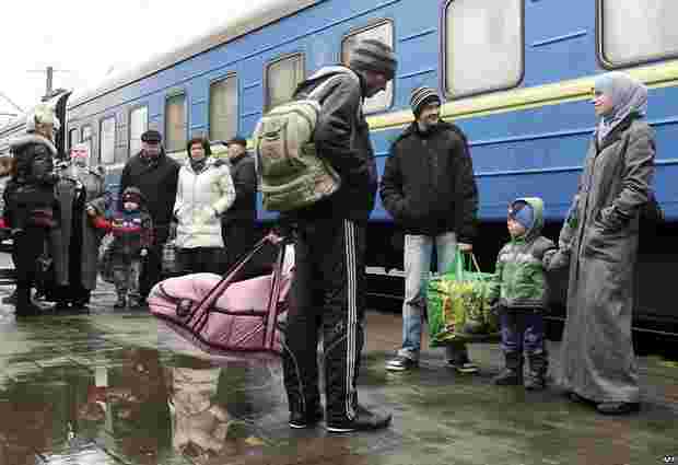 За добу з Донбасу до інших регіонів переселено понад 4 тис. жителів, - РНБО