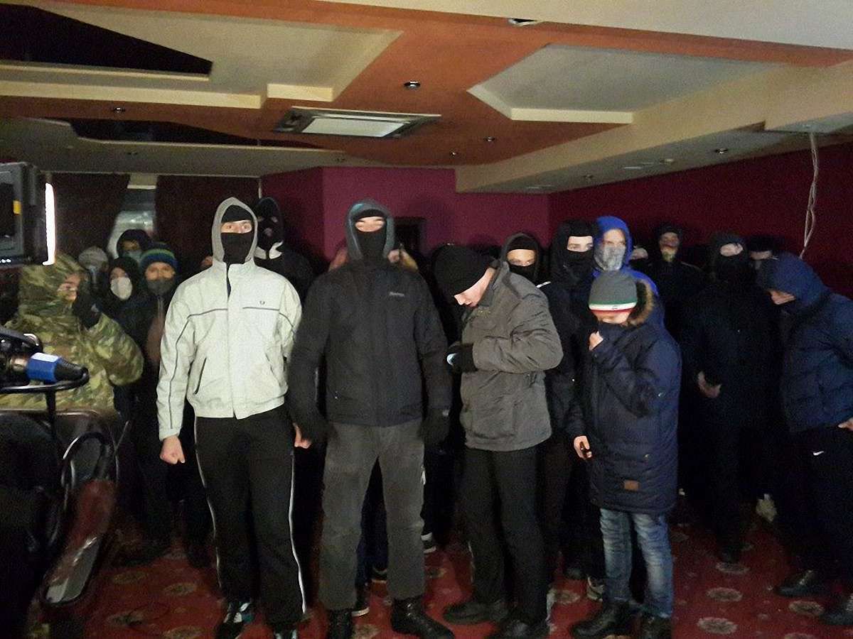 У Києві невідомі в балаклавах розгромили підпільне казино (фото)