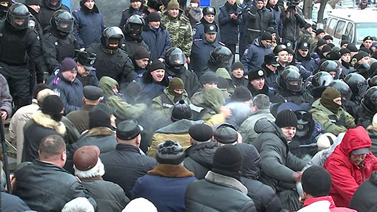 Вінницькі міліціонери пояснили, що стало причиною сутичок під стінами ОДА (відео)