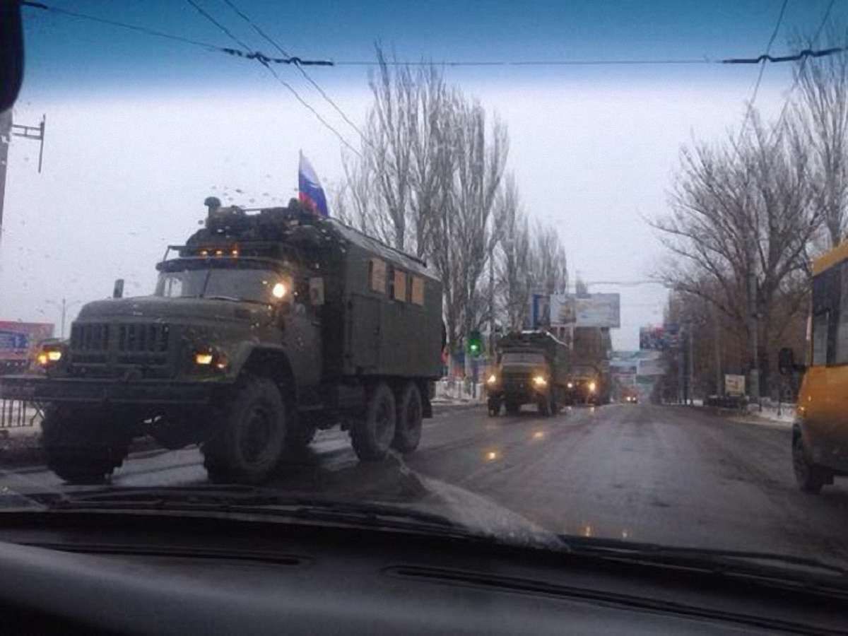 В Макіївці зафіксували колону військової техніки з російськими прапорами