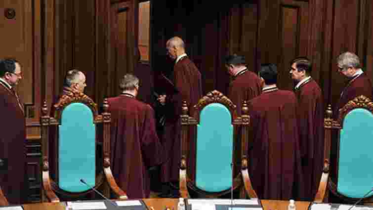 Поки Яценюк люструє одних суддів, інші приймають присягу