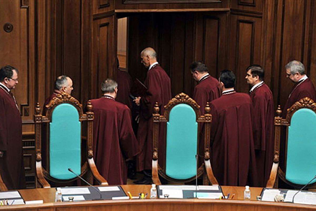 Поки Яценюк люструє одних суддів, інші приймають присягу