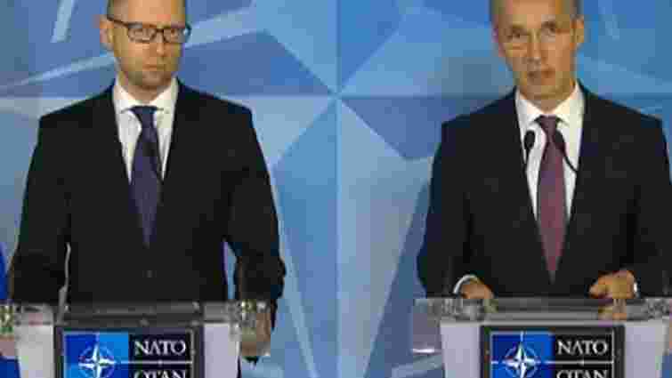 Генсек НАТО запевнив Яценюка в підтримці Альянсом України