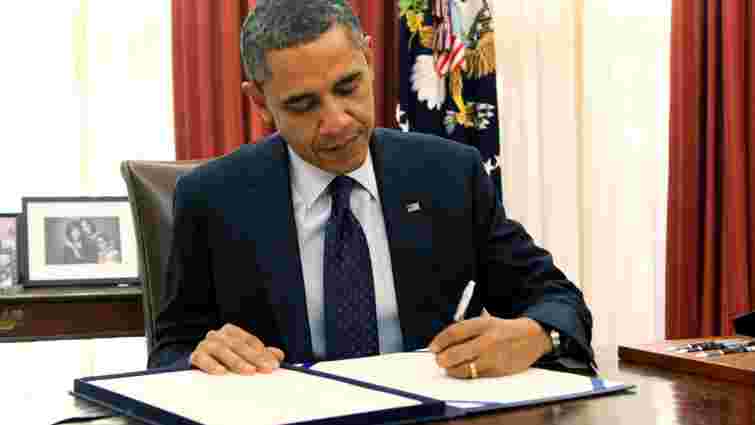 Обама підписав закон про підтримку України, але не про постачання зброї
