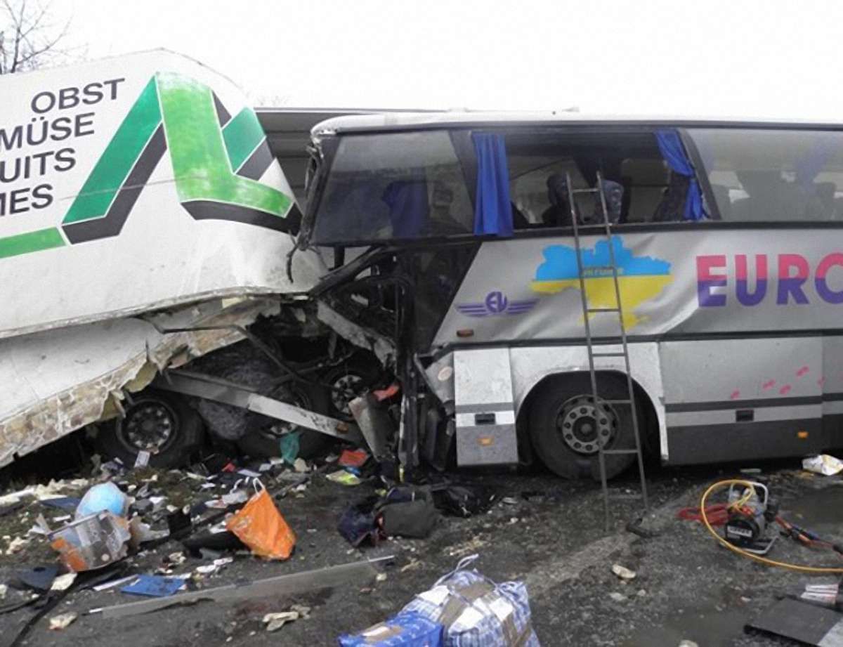 Автобус "Штутгарт-Київ" потрапив в ДТП на Волині - 2 людини загинули, 10 постраждали