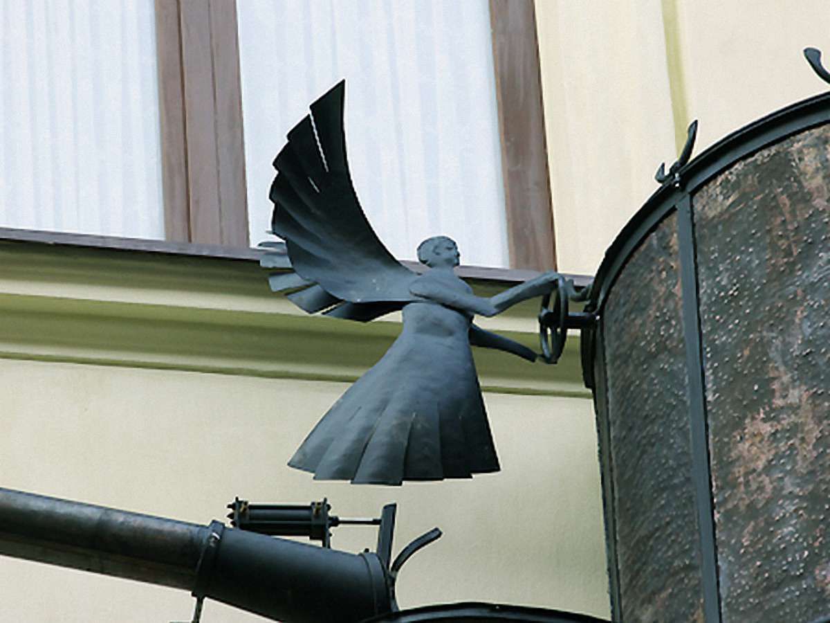 Суд зобов’язав «!Фест» зняти з фасаду будинку на Сербській металеві конструкції 