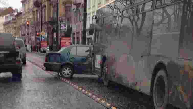 На проспекті Свободи у Львові зіткнулись автобус та автомобіль