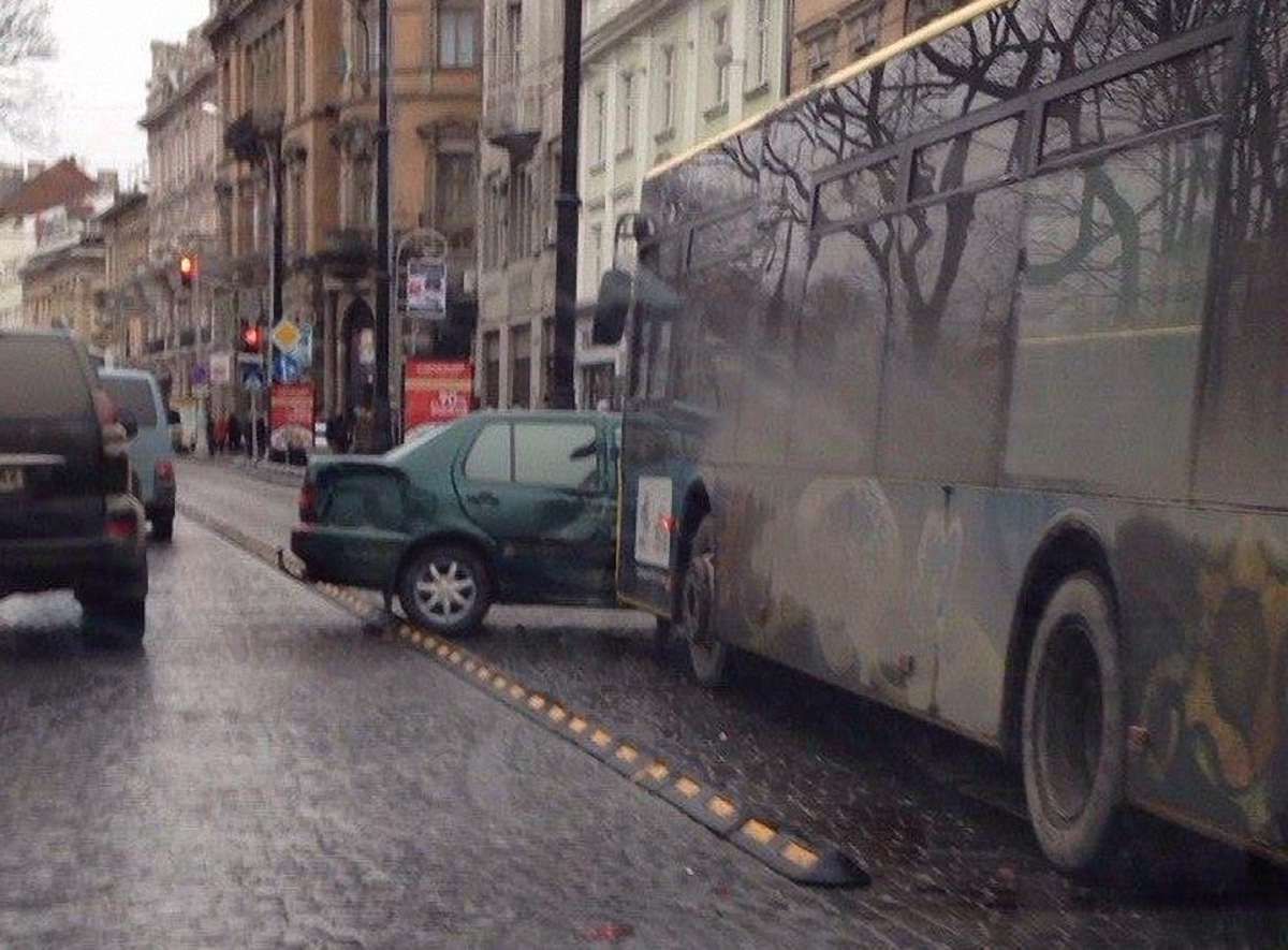 На проспекті Свободи у Львові зіткнулись автобус та автомобіль