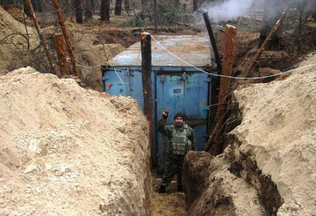 Українським військовим в зону АТО привезли контейнери-криївки