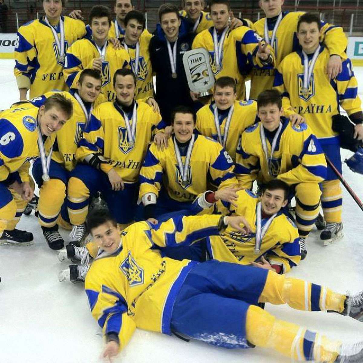 Збірна України з хокею похвалилася срібними медалями чемпіонату світу
