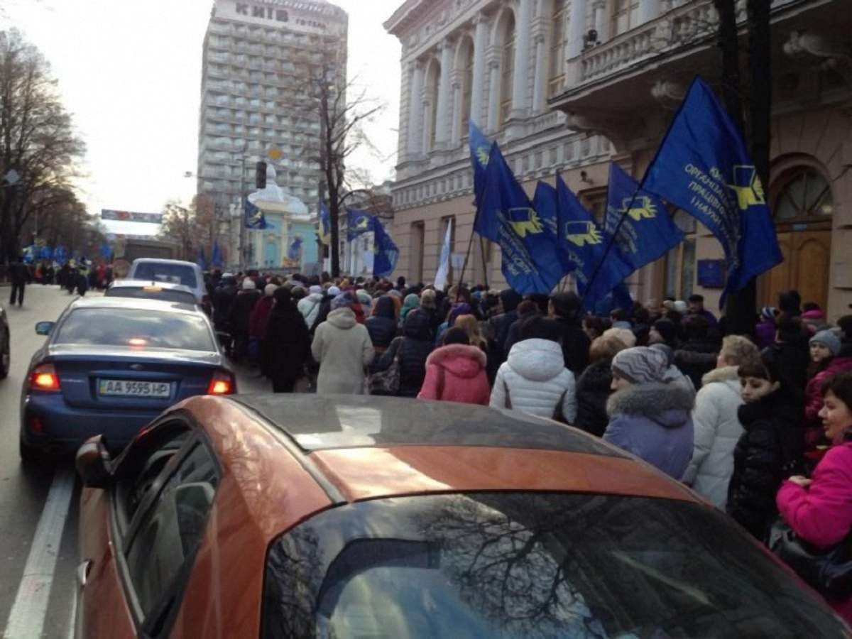 Біля будівлі Верховної Ради мітингують майже тисяча активістів