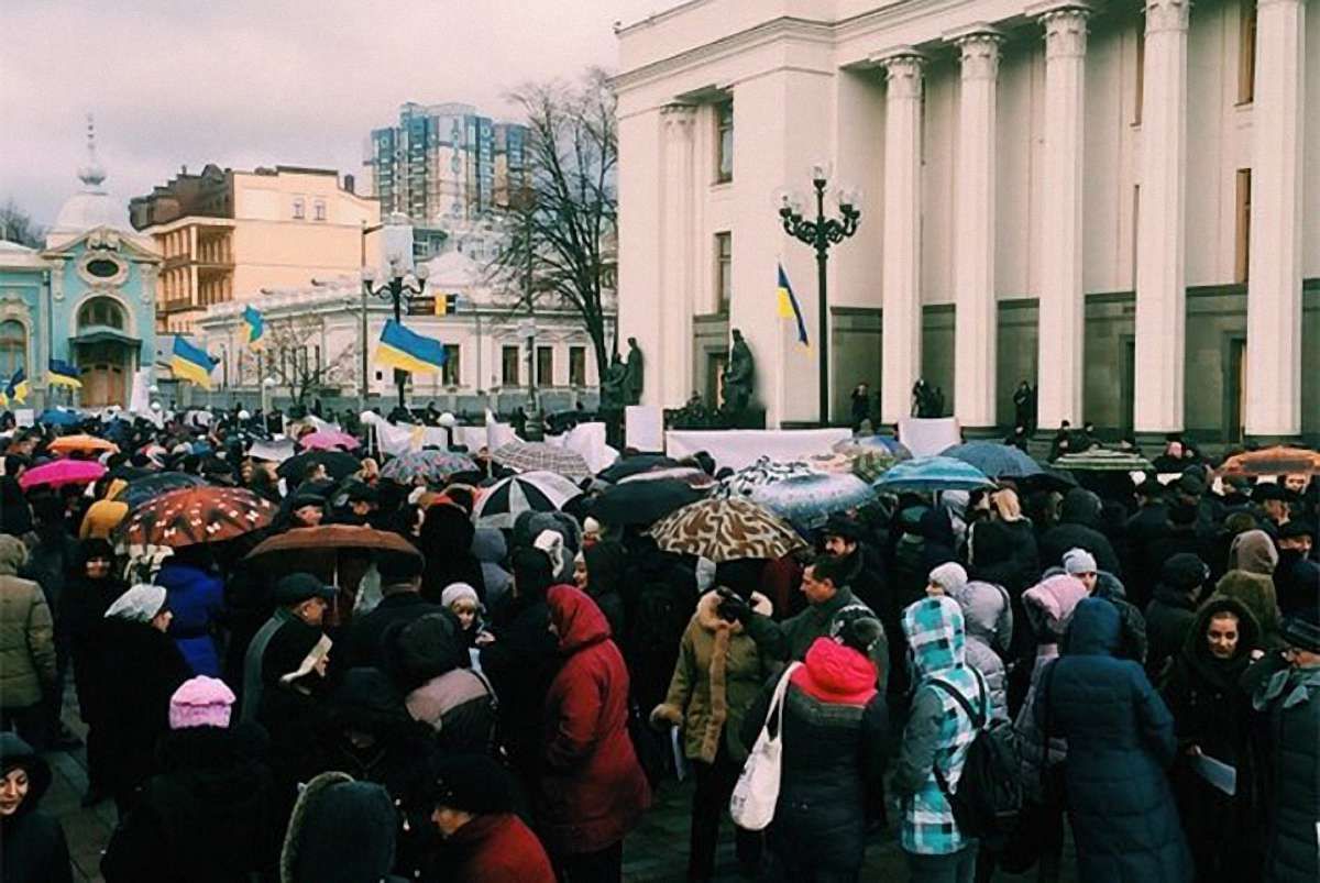 Кілька сотень мітингувальників, в тому числі вчені і букмекери, пікетують Верховну Раду