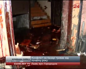 Підприємці Привокзального ринку висловлюють свою незгоду з діями керівництва кров'ю та кістками