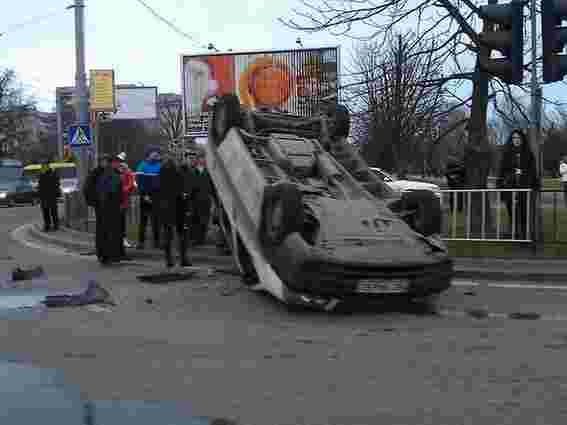 У Львові поблизу управління ДАІ перекинувся автомобіль