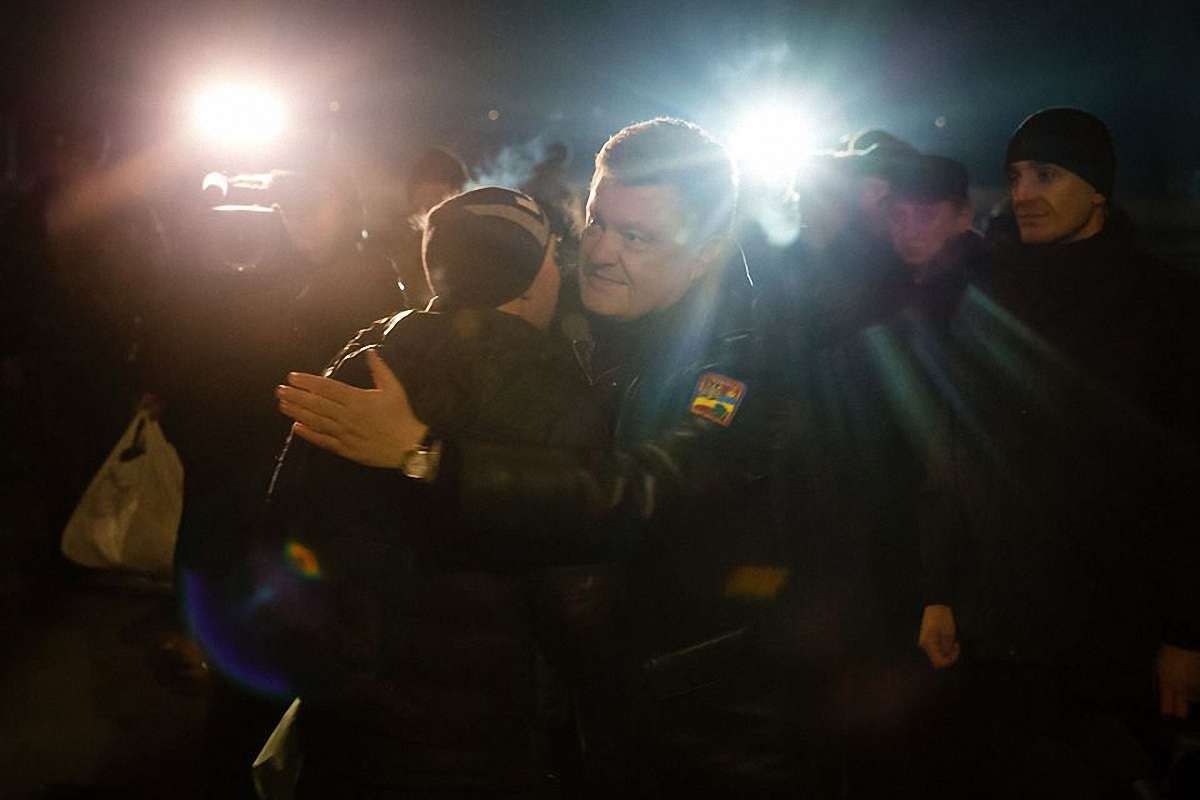 Президент пізно вночі особисто зустрів звільнених з полону українських військових