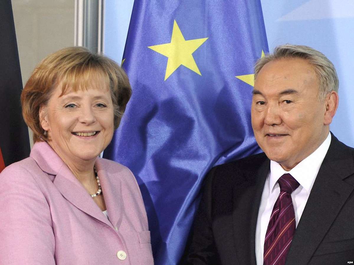 Меркель підтвердила статус Назарбаєва, як посередника по Україні
