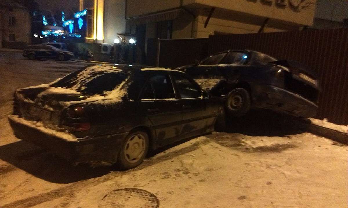 У Львові водій на автівці із польськими номерами врізався у припаркований Lanos