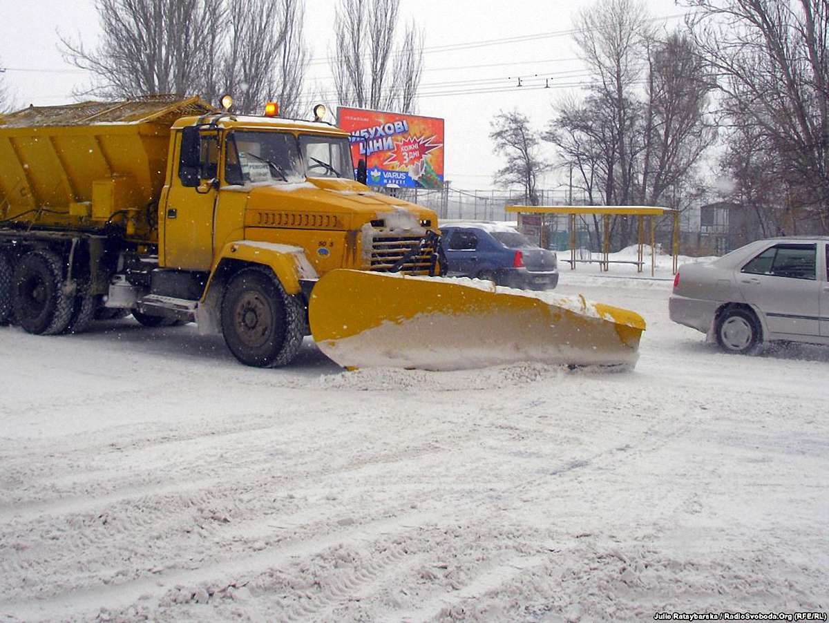 Снігопад з грозою паралізував рух транспорту в Дніпропетровську