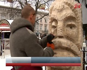 Шопку біля оперного театру у Львові майже завершили