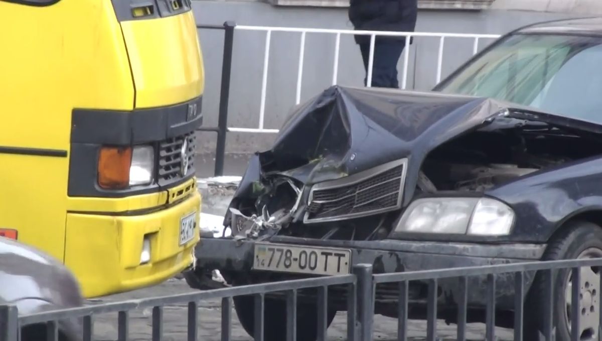 На пл. Митній у Львові зіткнулися Mercedes і маршрутка