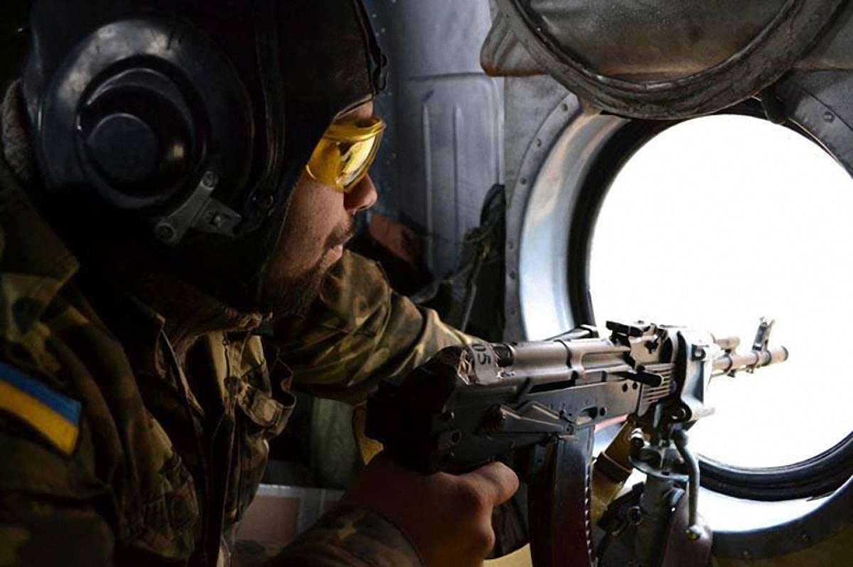 Кожен другий українець вважає, що треба воювати за Донбас
