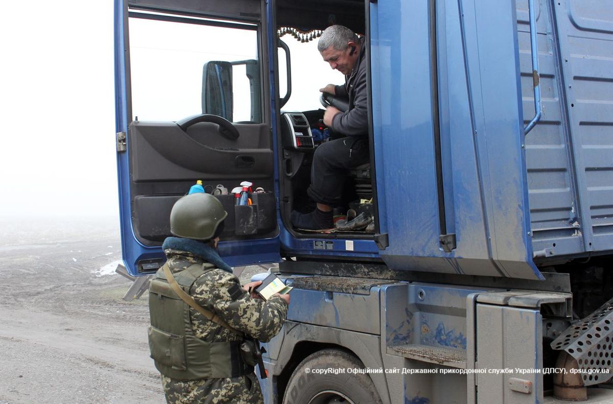 Прикордонники затримали вантажівку з донецьким вугіллям за спробу обійти КПП
