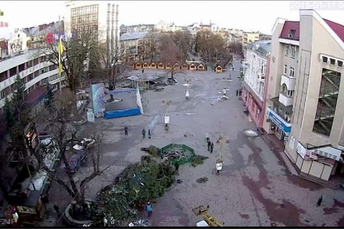 В Івано-Франківську сильний вітер звалив головну новорічну ялинку