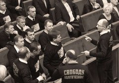 Депутатська недоторканність: скасувати не можна залишити